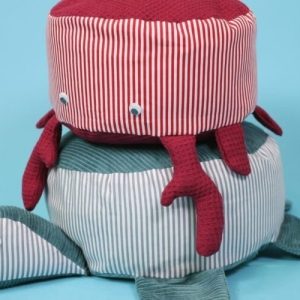 Выкройка двух подушек-пуфов из ткани с дизайном «Краб» и «Черепаха».