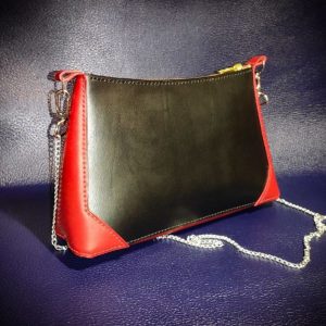 Выкройка женской кожаной сумочки на небольшой цепочке.