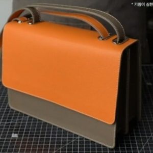 Выкройка кожаной сумки через плечо с гармошкой.