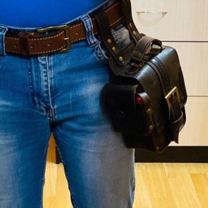 Мужская кожаная набедренная сумка с узором.