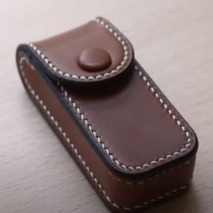 Выкройка кожаного чехла для ключей от автомобиля марки Honda на белом фоне.