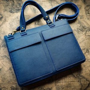 Выкройка минималистской кожаной сумки-мессенджера для документов.