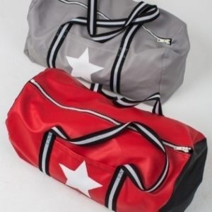 Спортивная сумка с узорчатой тканью.