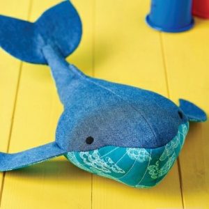 Выкройка для создания мягкой игрушки в виде синего кита из ткани.