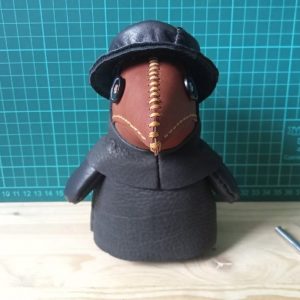 Выкройка кожаной игрушки в виде чумного доктора в шляпе.