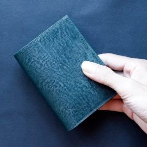 Выкройка минималистской кожаной визитницы на белом фоне.