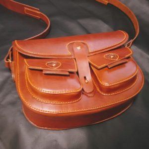 Выкройка кожаной сумки с передними карманами.