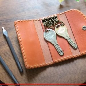 Выкройка кожаного чехла для ключей с застежкой на кнопке.