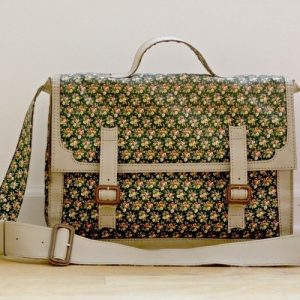 Выкройка кожаной сумки-мессенджера для ноутбука и документов с регулируемым ремнем.