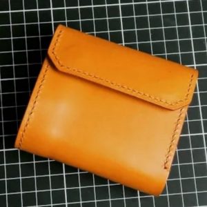 Выкройка кожаного бифолда с карманами для карточек и пуговицами.