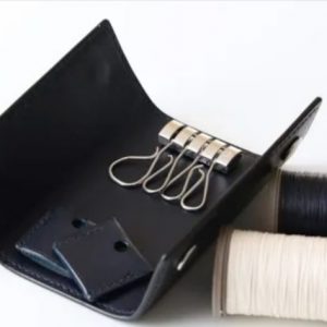 Кожаная раскрывающаяся ключница с узором.