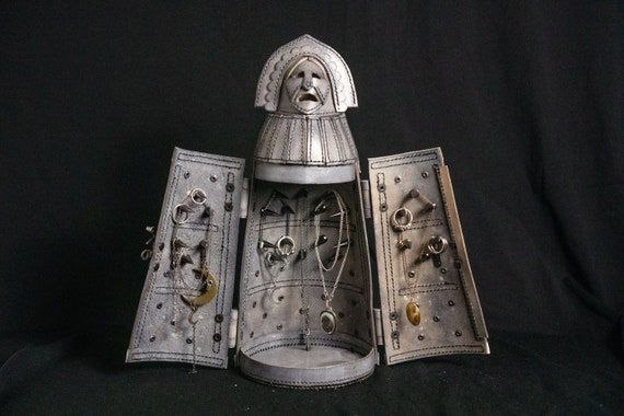 maiden.jpg Выкройка кожаной шкатулки в форме «железной девы» (Дева Бранденбурга/Дева Нюрнберга).