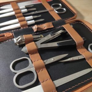 Выкройка кожаного органайзера на молнии для маникюрных принадлежностей.