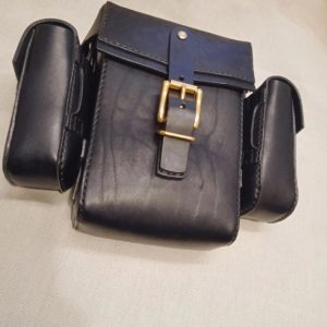 Выкройка оригинальной кожаной сумки с отстегивающимися боковыми карманами.