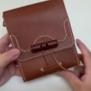 Выкройка кожаной сумки для небольшого фотоаппарата.