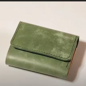 Выкройка кожаного кошелька тройного сложения на пуговицах с отделением для купюр и монет.