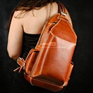 Выкройка большого кожаного рюкзака на одном ремне с боковым карманом.