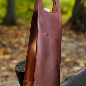 Выкройка кожаного футляра для бутылки с прямоугольным корпусом и треугольным верхом.