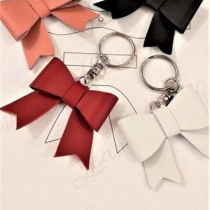 Выкройка небольшого кожаного брелока в форме бантика.