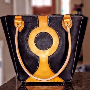 Выкройка кожаной сумки-шоппера на белом фоне.