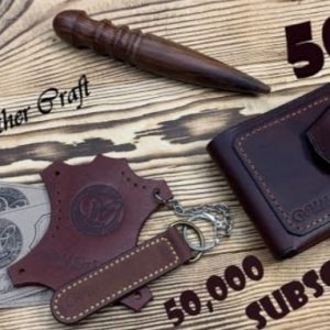 Выкройка кожаного картхолдера с кнопкой и кожаным брелоком.