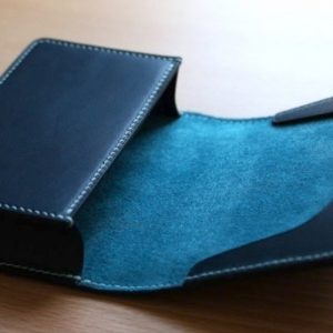 Выкройка компактной кожаной визитницы с кнопкой и ссылкой на видео мастер-класс.