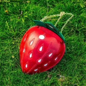 Выкройка женской сумки через плечо в виде клубники.