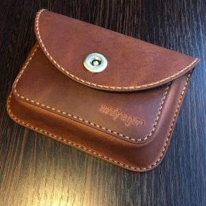 Выкройка маленькой сумочки на пояс для карт с детализированным дизайном.