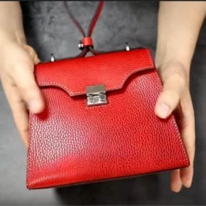 Выкройка маленькой женской сумки через плечо на молнии.