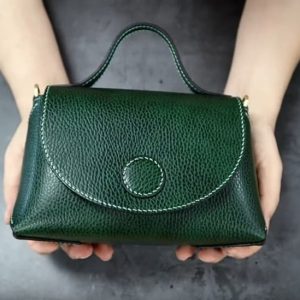 Выкройка женской сумки с ручками и магнитной застежкой.