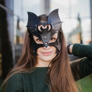 Выкройка кожаной маски летучей мыши.