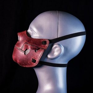 Выкройка кожаной маски для лица с эластичными ремнями.