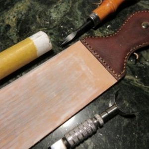 Выкройка небольшой доски для выпрямления ножей с кожаной ручкой.