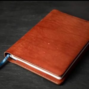 Выкройка кожаной обложки для ежедневника формата А5 с размеченными линиями для вырезания и сборки.