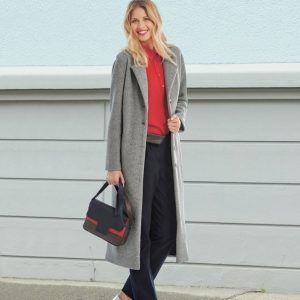 Выкройка женского легкого осенне-летнего пальто с размерами 36-48 евро на белом фоне.