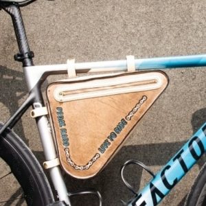 Выкройка кожаной велосумки треугольной формы для инструментов.