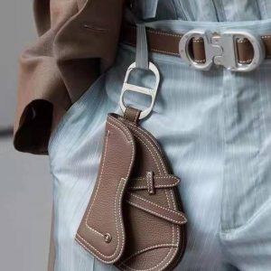 Выкройка кожаной ключницы и поясного органайзера для мелочей на белом фоне.