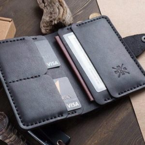 Кожаная модель двойного сложения с отделениями для паспорта, СНИЛС и банковских карт.