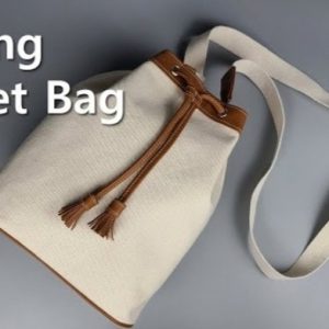 Выкройка для небольшой женской сумки-мешка из ткани с кожаными деталями и ремнем через плечо.