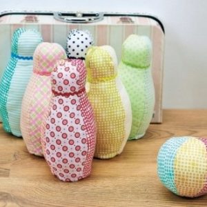 Выкройка мягкой игрушки в виде набора для боулинга на белом фоне.