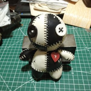 Выкройка кожаной игрушки в виде куклы Вуду с деталями для сборки и элементов дизайна.