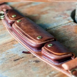 Модель кожаного ремня с тремя карманами.