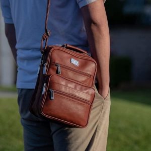 Выкройка кожаной сумки с передним карманом на замке.