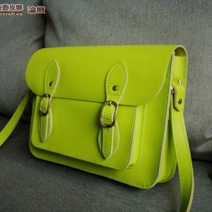 Выкройка женской кожаной сумки через плечо на лето на белом фоне.