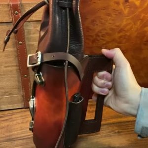 Выкройка кожаного футляра для бутылки вина с необычным дизайном.