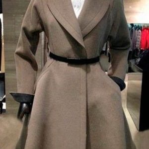 Выкройка женского пальто размером 40-52 по российской системе на белом фоне.