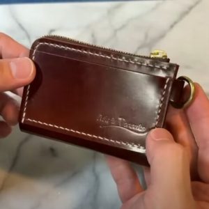 Мини-молния из узорной кожи с застежкой-молнией.