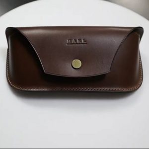 Выкройка для кожаного чехла для очков с застежкой на пуговицы.