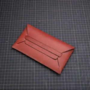 Выкройка небольшой кожаной удлиненной сумки с отделением для смартфона и денег.