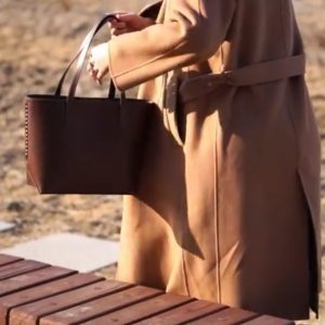 Выкройка маленького женского кожаного шопера на белом фоне.